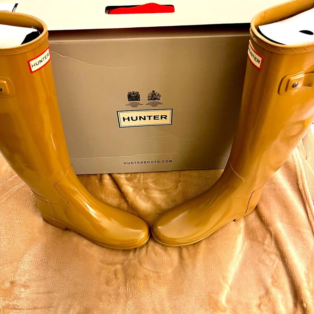 Hunter knee high rain boots!